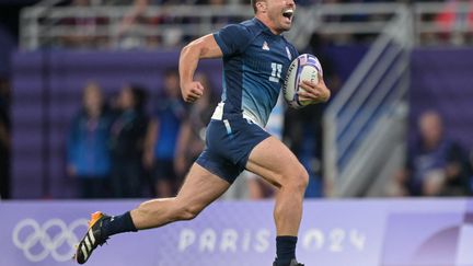 Antoine Dupont s'en va inscrire un essai lors du match de l'équipe de France de rugby à 7 contre l'Argentine le 25 juillet 2024 au Stade de France.
