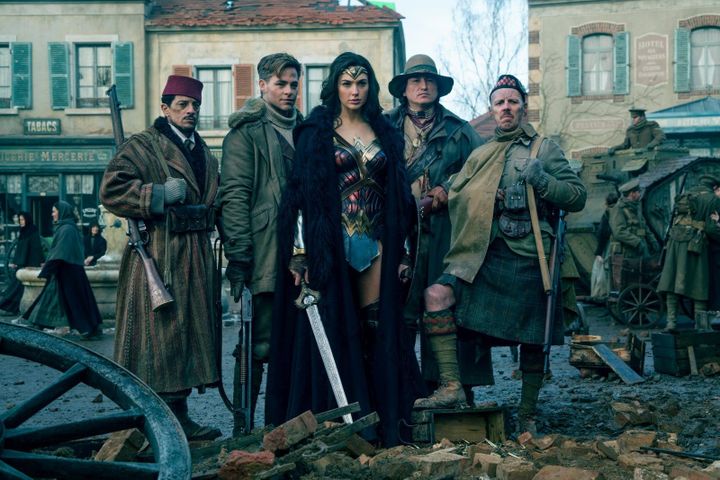 Chris Pine, Eugene Brave Rock, Ewen Bremner, Gal Gadot, Saïd Taghmaoui dans "Wonder Woman" de Patty Jenkins
 (2017 WARNER BROS. ENTERTAINMENT INC. AND RATPAC ENTERTAINMENT, LLC / Clay Enos/ TM &amp; (c) DC Comics)