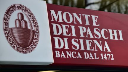 Enseigne de la banque italienne&nbsp;Monte dei paschi di siena à Milan, le 19 janvier 2016. (GIUSEPPE CACACE / AFP)