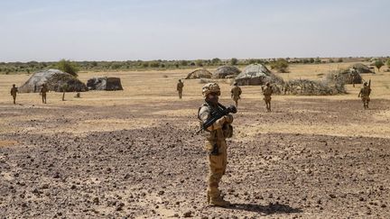 Patrouille de soldats français de la force Barkhane au Mali, dans la région du Gourma, janvier 2021. (FREDERIC PETRY / HANS LUCAS)