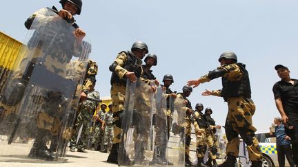 Des forces sp&eacute;ciales &eacute;gyptiennes patrouillent devant un bureau de vote du Caire, le 16 juin 2012. (KHALED DESOUKI / AFP)