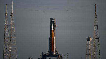 La fusée Artemis sur son pas de tir au Centre spatial Kennedy de la Nasa à Cap Canaveral, en Floride, le 6 septembre 2022. (CHANDAN KHANNA / AFP)