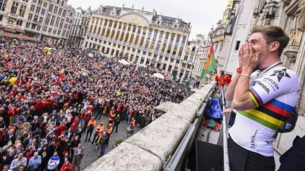 Liège-Bastogne-Liège, la Vuelta… La saison 2022 de Remco Evenepoel était déjà magnifique mais elle devient historique, le 25 septembre, quand il chipe à Julian Alaphilippe le maillot arc-en-ciel de champion du monde, à Wollongong (Australie). Cela méritait bien un accueil triomphal sur la Grand’Place de Bruxelles. (LAURIE DIEFFEMBACQ / AFP)