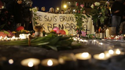 Des Bruxellois rendent hommage aux victimes, le 22 mars 2016 à Bruxelles (Belgique). (KENZO TRIBOUILLARD / AFP)