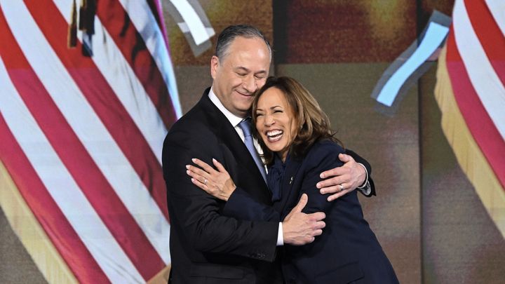 Doug Emhoff et Kamala Harris à la convention nationale du Parti démocrate, le 22 août 2024, à Chicago (Illinois). (MANDEL NGAN / AFP)