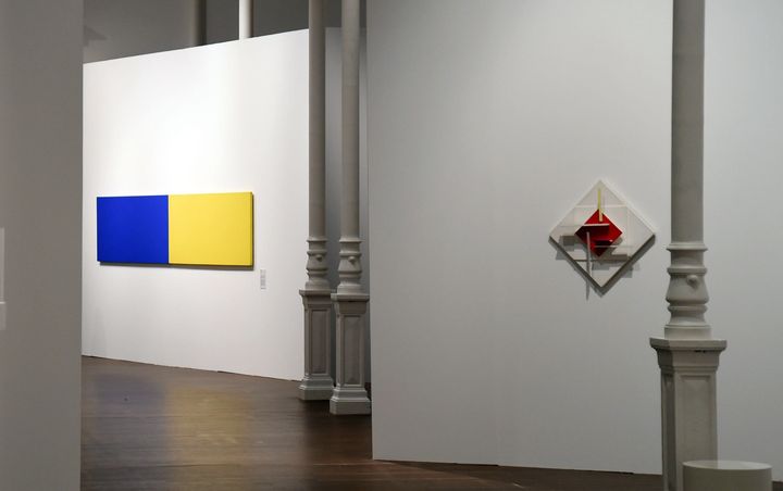 Deux oeuvres d'autres artistes, amis de François Morellet exposées dans cette rétrospective de Chambéry : "Two Panels : blue-yellow" d'Eilsworth Kelly et "Composition spatio-temporelle" de Jean Gorin.
 (JEAN-PIERRE CLATOT / AFP)