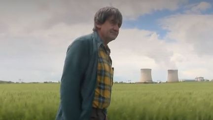 Un agriculteur devant la centrale nucléaire de Saint-Laurent-des-Eaux (Loir-et-Cher). (FRANCE 3)