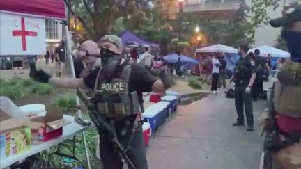 Un policier intervient après la mort d'un homme lors d'une manifestation contre le racisme à Louisville (Etats-Unis), le 28 juin 2020. (SOCIAL MEDIA / REUTERS)