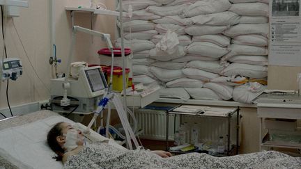 Milena, 13 ans, est plongée dans un coma artificiel&nbsp;à l'hôpital pédiatrique de Zaporijia (Ukraine), le 19 mars 2022, après avoir reçu une balle en pleine mâchoire en quittant Marioupol.&nbsp; (WILLIAM KEO / MAGNUM PHOTOS)