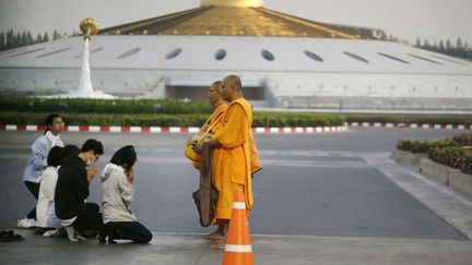 n'est pas parvenue à cacher les multiples malversations dont se sont rendus coupables les dirigeants de ce sanctuaire. Le temple de Dhammakaya, au nord de Bangkok est célèbre dans tout le pays pour le mouvement éponyme qu'il abrite. Bien que s'apparentant à une secte, celui-ci jouit d'une immense fortune, compte près de 3.000 moines et possède des ramifications dans plus de 30 pays. Il est au cœur d'un immense scandale financier, qui tient le pays en haleine depuis des mois. Ses dirigeants ont détourné des millions d'euros de dons faits par les fidèles, dont plus de 31 millions versés par un chef d'entreprise accusé d'avoir, lui-même, détourné cet argent. L'Etat a mobilisé 4.000 policiers et militaires pour investir le temple, les précédents raids ayant échoué du fait de l'opposition des fidèles qui en avaient interdit l'accès. Malgré les moyens mis en œuvre, le moine fondateur de 70 ans reste introuvable. (SAKCHAI LALIT/AP/SIPA)