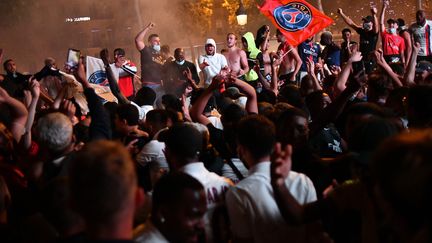 Les supporters parisiens célèbrent la qualification pour la finale de Ligue des champions (JULIEN MATTIA / ANADOLU AGENCY)