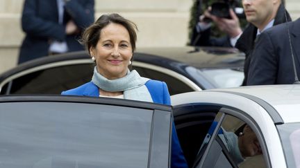 La ministre de l'Ecologie, S&eacute;gol&egrave;ne Royal, dans la cour de l'Elys&eacute;e, &agrave; la sortie du Conseil des ministres, le 4 avril 2014 &agrave; Paris. (ALAIN JOCARD / AFP)