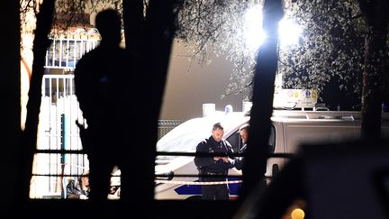 Des enquêteurs travaillent sur la scène de la fusillade qui a coûté la vie à trois personnes, samedi 2 avril 2016, dans la cité Brassens à Marseille (Bouches-du-Rhône). (BORIS HORVAT / AFP)