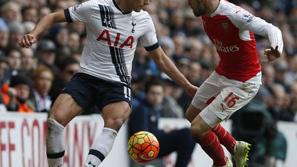 Erik Lamela à la lutte avec Aaron Ramsey lors de Tottenham - Arsenal (IKIMAGES / IKIMAGES)