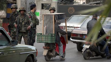 Un checkpoint de l'arm&eacute;e libanaise &agrave; Tripoli, dans le ,ord du Liban, une ville r&eacute;guli&egrave;rement secou&eacute;e par des violences entre pro et anti-r&eacute;gime syrien, le 23 janvier 2014.&nbsp; ( AFP)