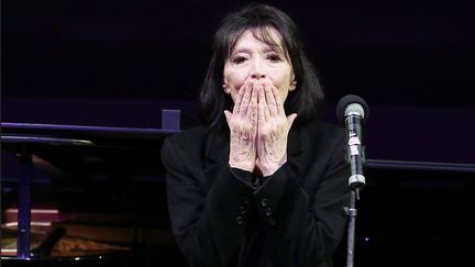 Juliette Gréco salue le public à la fin d'un concert à l'auditorium du Louvre (Paris), le 5 février 2016. (FRANCOIS GUILLOT / AFP)