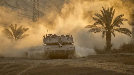 Un tank isra&eacute;lien se retire de la bande de Gaza, le 4 ao&ucirc;t 2014.&nbsp; (JACK GUEZ / AFP)