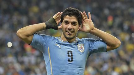 L'attaquant uruguayen Luis Suarez c&eacute;l&egrave;bre son second but face &agrave; l'Angleterre, jeudi 19 juin &agrave; Sao Paulo. (DANIEL GARCIA / AFP)