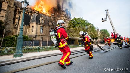 Les pompiers de la brigade de Paris se déploient aux abords de la capitale. Ils évaluent rapidement la situation à laquelle ils doivent faire face et déploient 18 lances à incendie.&nbsp; (HANDOUT . / X80001)