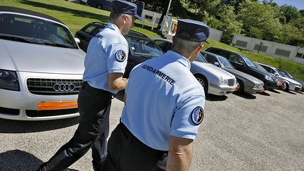 Le gendarme, grièvement blessé dimanche après avoir été percuté par un motard lors d'un contrôle routier en Gironde est mort, lundi 5 février. (PATRICK BERNARD / AFP)