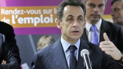 Nicolas Sarkozy visite une agence de Pôle emploi, à Paris, le 15 avril 2010. (AFP - Philippe Wojazer)