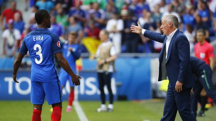 Patrice Evra et Didier Deschamps lors du huitième de finale contre l'Irlande, le 26 juin 2016 à Lyon. (REUTERS)