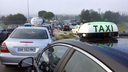 Journée de mobilisation contre la hausse du prix des carburants lundi 21 mars 2022. Autour de Marseille par exemple, les chauffeurs de taxis et de VTC prévoient de défiler par centaines.&nbsp;(illustration). (GERARD JULIEN / AFP)