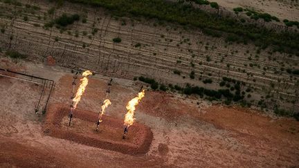 ont triplé au cours des trois dernières années.
 
Jour et nuit, des centaines de feux brillent dans les champs.
 
Elles sont installées lorsque les gaz excédentaires sont libérés par des soupapes de décompression lors du forage pétrolier. (Andrew Burton / Getty Images / AFP)