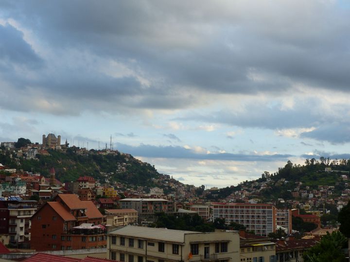 Au centre d'Antananarivo en mars 2018. A gauche, le Rova de Manjakamiadana (ou palais de Reine), site inscrit au patrimoine mondial de l'Unesco. (FTV - Laurent Ribadeau Dumas)