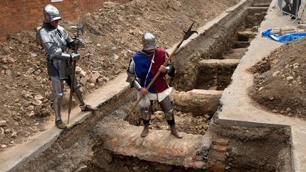 Des hommes en armure posent sur le site o&ugrave; ont &eacute;t&eacute; d&eacute;couverts les restes suppos&eacute;s de Richard III, &agrave; Leicester (Royaume-Uni). (GAVIN FOGG / AFP)