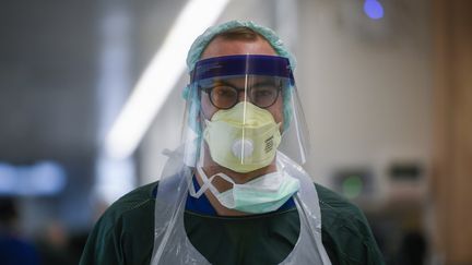 Un infirmier à l'hôpital universitaire d'Essen, dans l'ouest de l'Allemagne, le 1er avril 2020.&nbsp; (INA FASSBENDER / AFP)