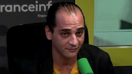 Le metteur en scène libanais Omar Abi Azar était l'un des invités de L'interview J-1, mercredi 22 novembre sur franceinfo. (FRANCEINFO / RADIOFRANCE)