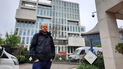 Joe Powell devant l'immeuble de Polina Kovaleva dans le quartier de Kesington à Londres, 5 avril 2022. (RICHARD PLACE / RADIO FRANCE)