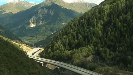 Éboulement en Savoie : la circulation toujours fortement perturbée dans la vallée de la Maurienne (FRANCE 2)