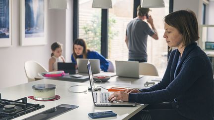 La crise sanitaire inquiète encore, les problèmes économiques et professionnels s'ajoutent aux angoisses de nombreuses personnes. Photo d'illustration. (GETTY IMAGES)