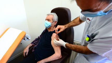 Un médecin procède à la vaccination d'un patient dans un Ehpad girondin le 6 janvier 2021. (MEHDI FEDOUACH / AFP)