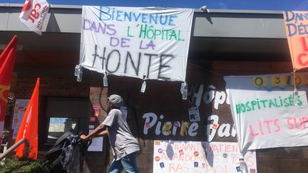 La façade de l'hôpital psychiatrique Pierre-Janet&nbsp;du Havre (Seine-Maritime), recouverte de banderoles, mardi 10 juillet 2018.&nbsp; (JULIETTE CAMPION)