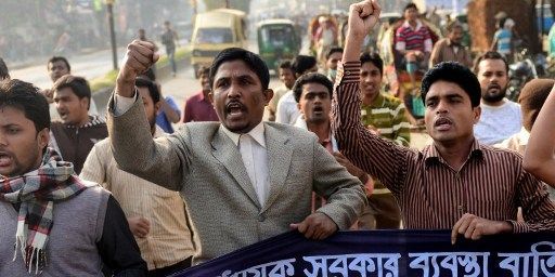 Khulna, au Bangladesh, le 4 décembre 2012. Des militants du Jamaat-e-Islami défilent à l'occasion d'une grève nationale. (AFP PHOTO/ Munir uz ZAMAN )