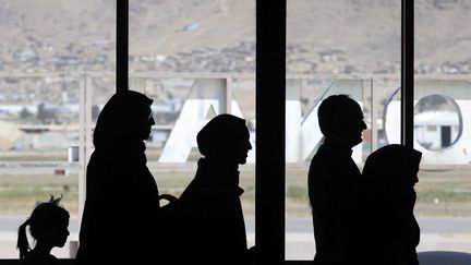 Des passagers embarquent dans un avion de la compagnie Pakistan International Airlines, à Kaboul (Afghanistan), le 13 septembre 2021.&nbsp; (KARIM SAHIB / AFP)