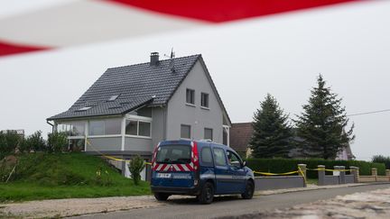 Une fille de 11 ans a &eacute;t&eacute; retrouv&eacute;e morte et son fr&egrave;re de 8 ans gri&egrave;vement bless&eacute; dans cette maison de M&oelig;rnach (Haut-Rhin), le 2 septembre 2014. (SEBASTIEN BOZON / AFP)