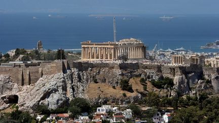 Pour les cin&eacute;astes, filmer sur la colline de&nbsp;l'Acropole, &agrave;&nbsp;Ath&egrave;nes, sera d&eacute;sormais payant. (LOUISA GOULIAMAKI / AFP)