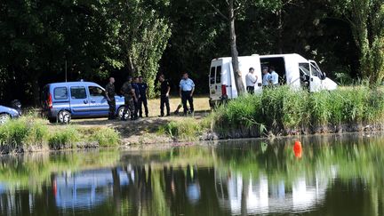 Des enqu&ecirc;teurs au bord de l'&eacute;tang de la Ballasti&egrave;re (Deux-S&egrave;vres), apr&egrave;s la d&eacute;couverte d'un cr&acirc;ne par un p&ecirc;cheur, le 10 ao&ucirc;t 2015. (MAXPPP)