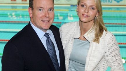 Albert II de Monaco et Charlene Wittstock lors de la compétition de natation Mare Nostrum le 12 Juin 2011 à Monaco (AFP PHOTO VALERY HACHE)