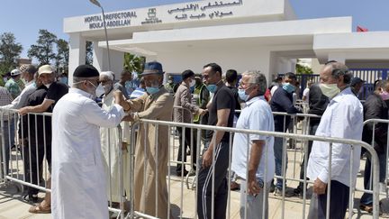 Tests au Covid-19 devant l'hôpital de Rabat, le 26 mai 2020. Le Maroc envisage la vaccination de 5 millions de personnes avec le vaccin chinois Sinopharm. (Jalal Morchidi / ANADOLU AGENCY / Anadolu Agency via AFP)