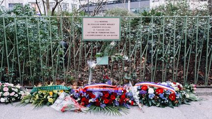 La plaque en mémoire du policier Ahmed Merabet, tué par les frères Kouachi après l'attaque de Charlie Hebdo, le 7 janvier 2017, dans le 11e arrondissement à Paris.&nbsp; (PHILIPPE LABROSSE / HANS LUCAS / AFP)