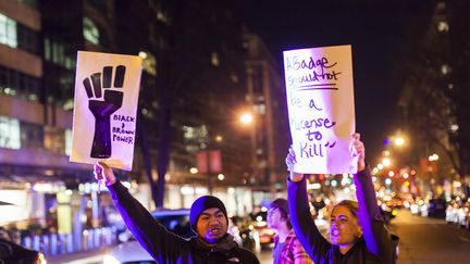 "Un badge n'est pas un permis de tuer !" "Black and brown power !" La s&eacute;gr&eacute;gation raciale et un syst&egrave;me judiciaire qui n'a pas poursuivi, cette ann&eacute;e, au moins deux policiers blancs (&agrave; New York et dans le Missouri) impliqu&eacute;s dans la mort de deux noirs fait flmaber l'indignation, ici &agrave; New York. (SAMUEL CORUM / ANADOLU AGENCY)