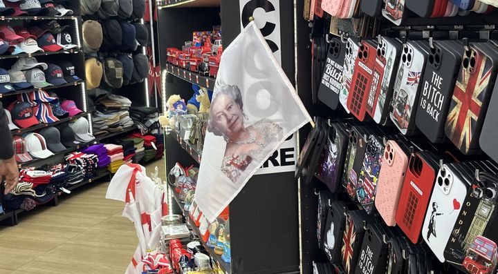 Un drapeau à l'effigie de la reine Elizabeth II dans une boutique de souvenirs à Londres (Royaume-Uni), le 20 septembre 2022. (PIERRE-LOUIS CARON / FRANCEINFO)