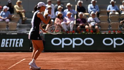 Iga Swiatek lors de son match du deuxième tour à Roland-Garros, le 1er juin 2023. (EMMANUEL DUNAND / AFP)