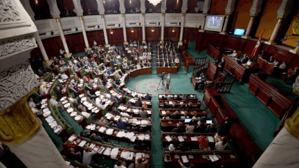 &nbsp; (Le parlement tunisien a voté à 118 voix contre le maintien du premier ministre © AFP/FETHI BELAID)