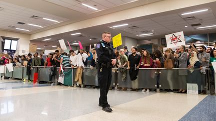 Des manifestants contre le décret migratoire de Donald Trump à l'aéroport de Dallas, au Texas (Etats-Unis), le 28 janvier 2017. (LAURA BUCKMAN / REUTERS)